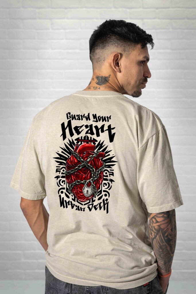 Camiseta Oversized Estonada Guard Your Heart bege costas