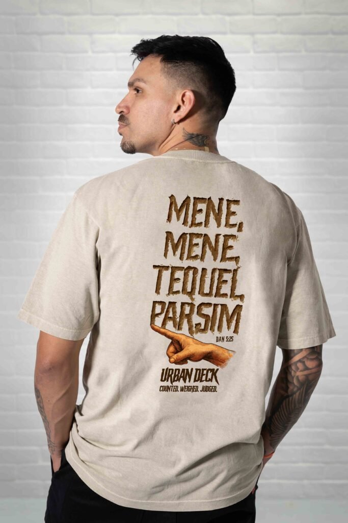 Camiseta Oversized Estonada Divine Graffiti bege costas