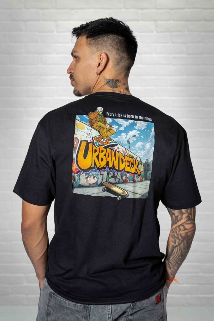 Camiseta Oversized Head First preta costas