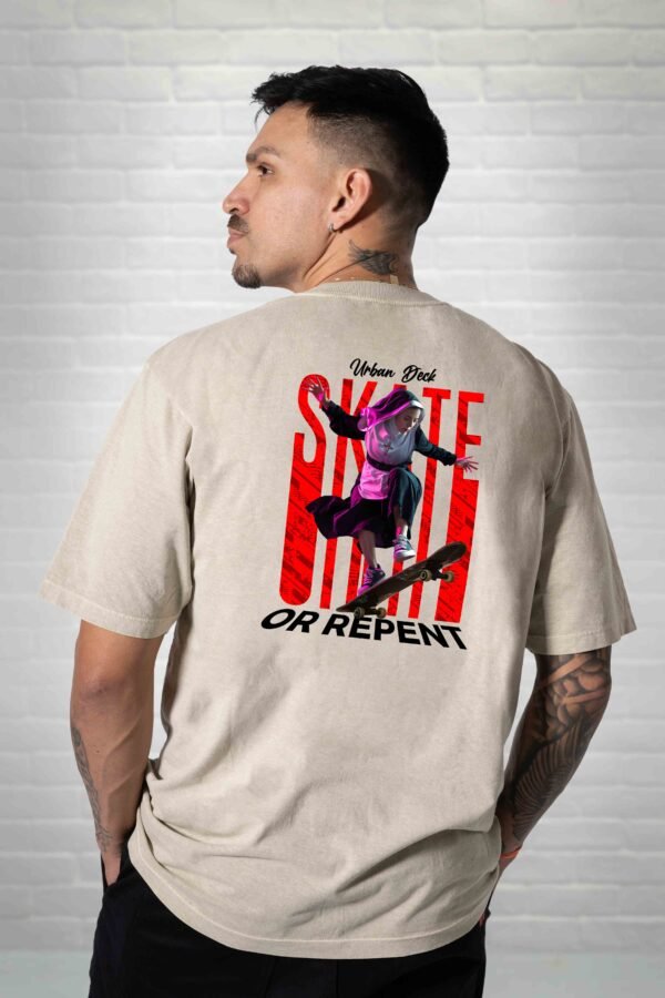 Camiseta Oversized Estonada Santa Manobra bege costas