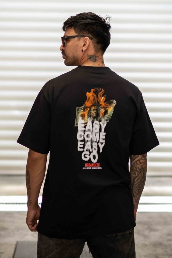Camiseta Oversized Smoke Money preta costas