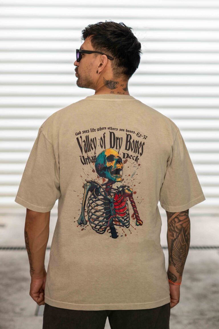Camiseta Oversized Estonada Valley of Dry Bones bege costas