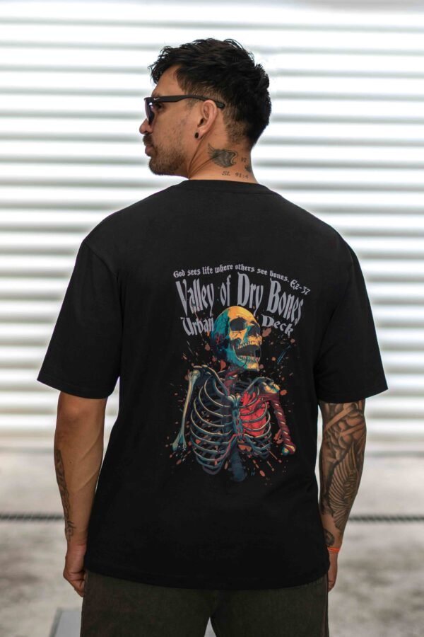 Camiseta Oversized Valley of Dry Bones preta costas